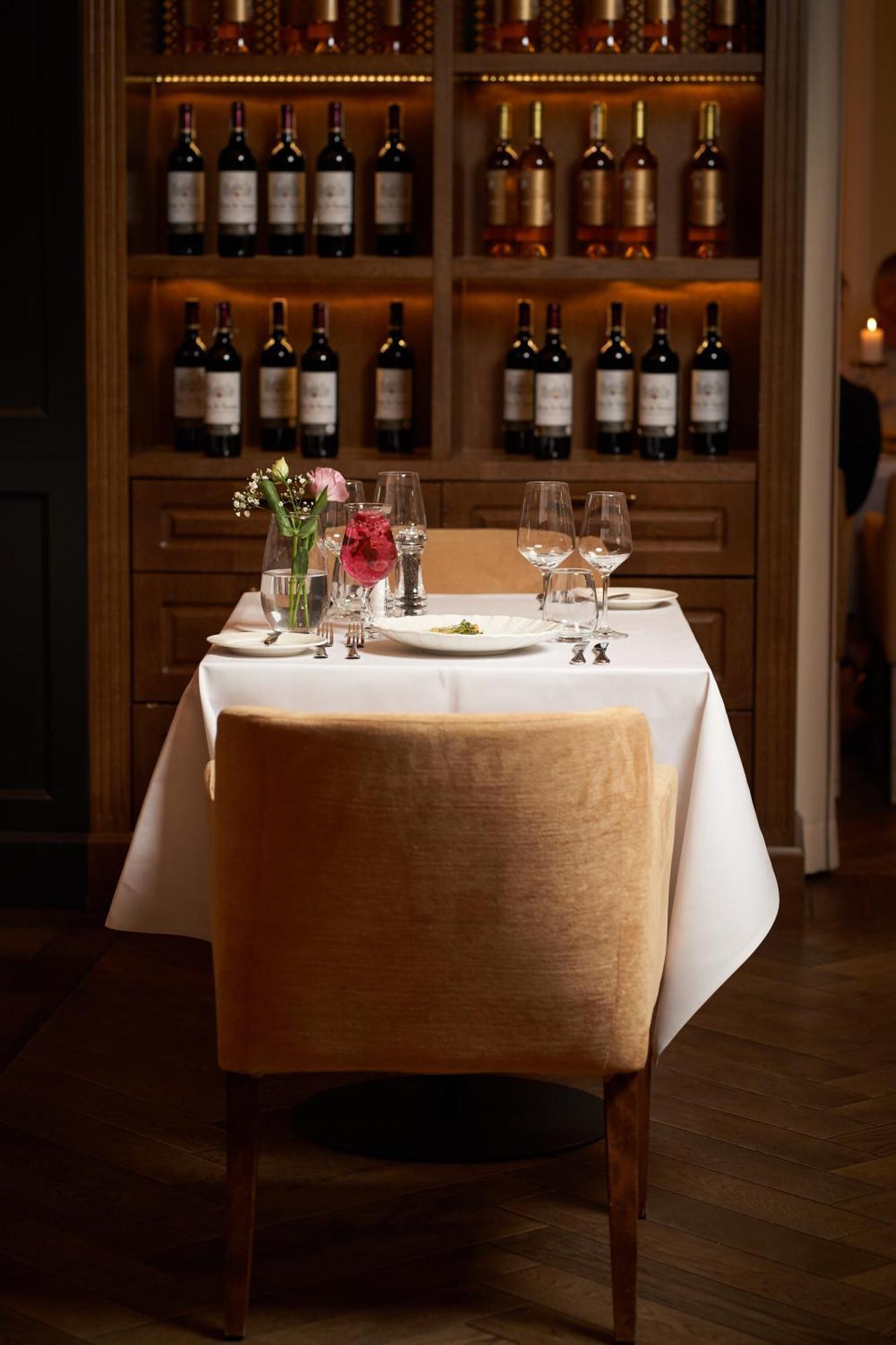 Hotel Royal & Spa ビャウィストク エクステリア 写真 A table set for dinner